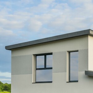 Plochá strecha je moderná a v mnohých aspektoch mimoriadne praktická.